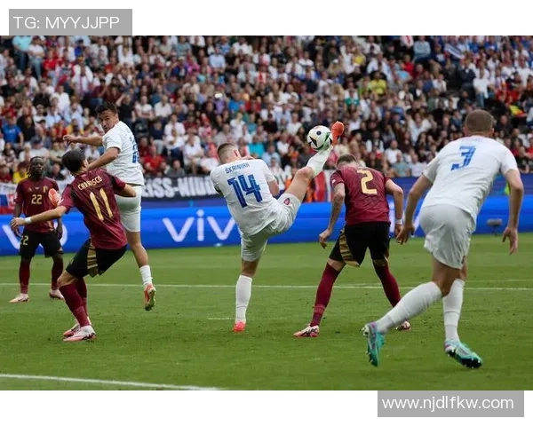 足球球星与球迷激情对抗精彩瞬间一览谁能笑到最后尽显足球魅力